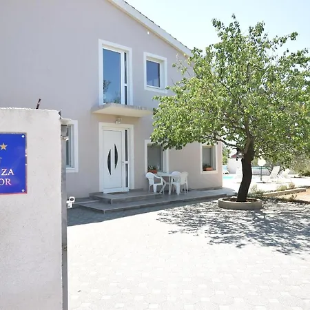 Bubica- Cozy In Rural Area With Pool Vakantiehuis